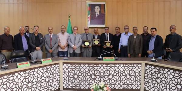 جامعة بسكرة تحتفي بترقية أساتذتها إلى رتبة 