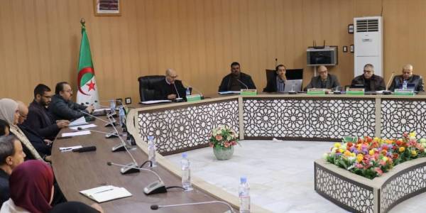 جامعة بسكرة تنظم اجتماعا علميا موسعا لتقييم الأداء ومتابعة الشأن البيداغوجي والإداري